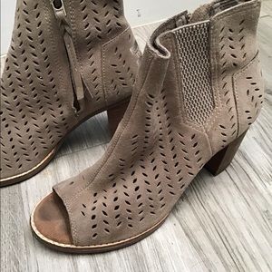 SOLD. Toms wedge shoe